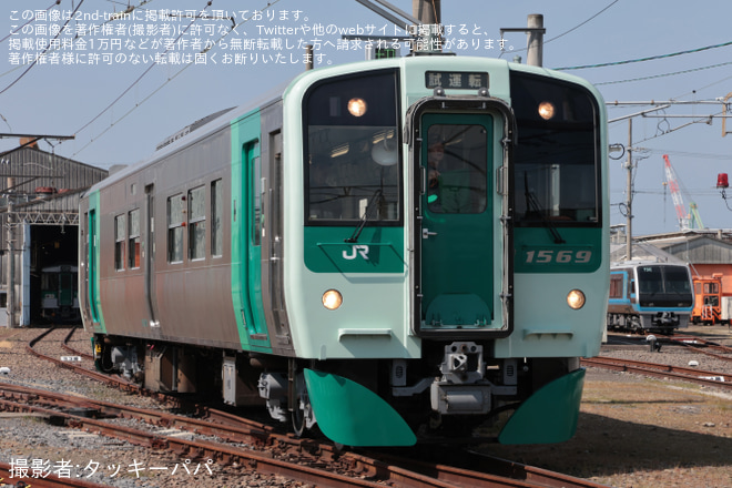 【JR四】1500形気動車1569号車が検査を終えて多度津工場出場を多度津工場で撮影した写真