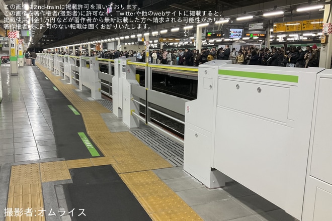 【JR東】山手線池袋駅に5番・8番線(始発・終着用)のホームドア稼働開始を池袋駅で撮影した写真