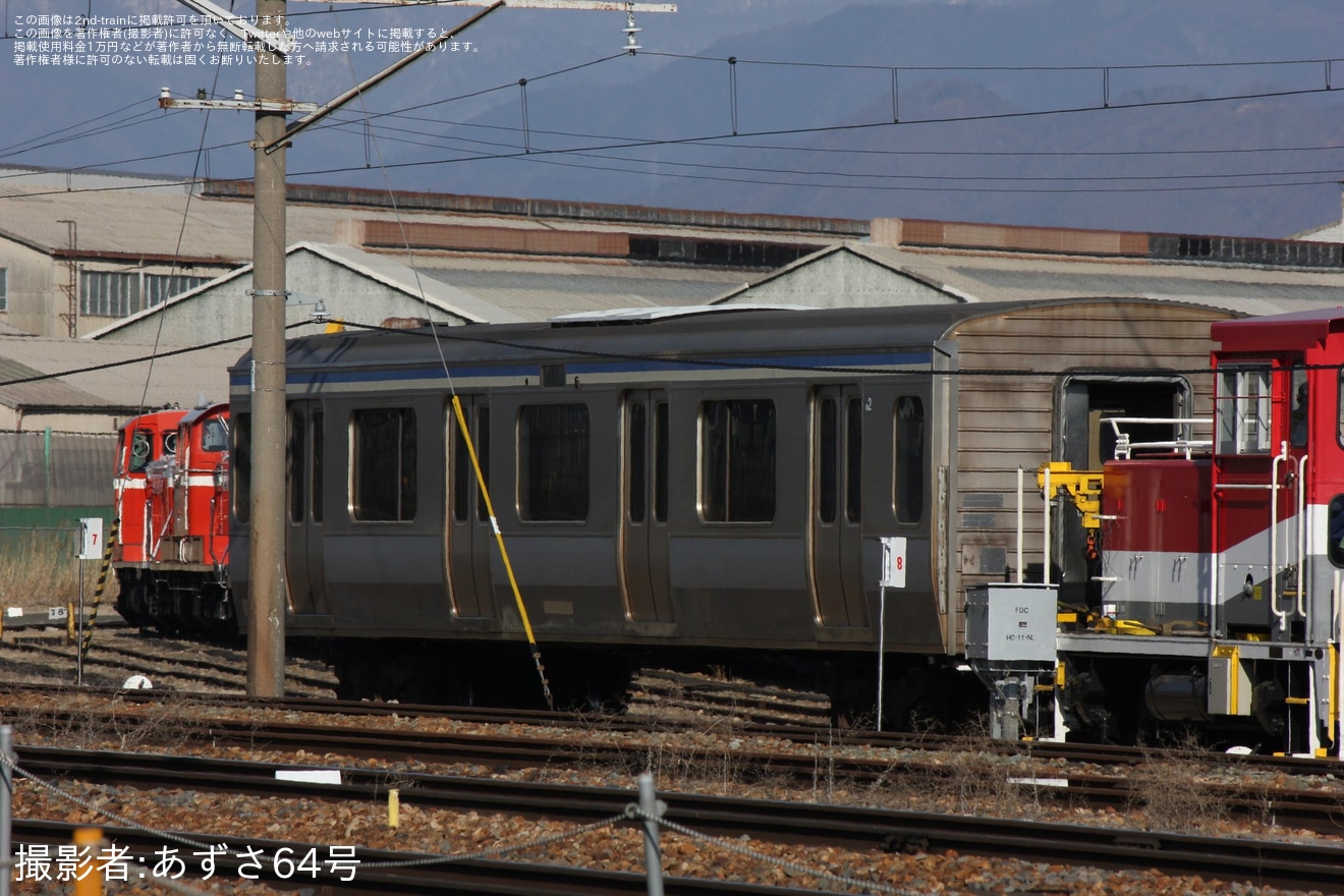 【JR東】長野総合車両センターで解体されずに残っているモハE216-2080の構内入れ換えが目撃の拡大写真
