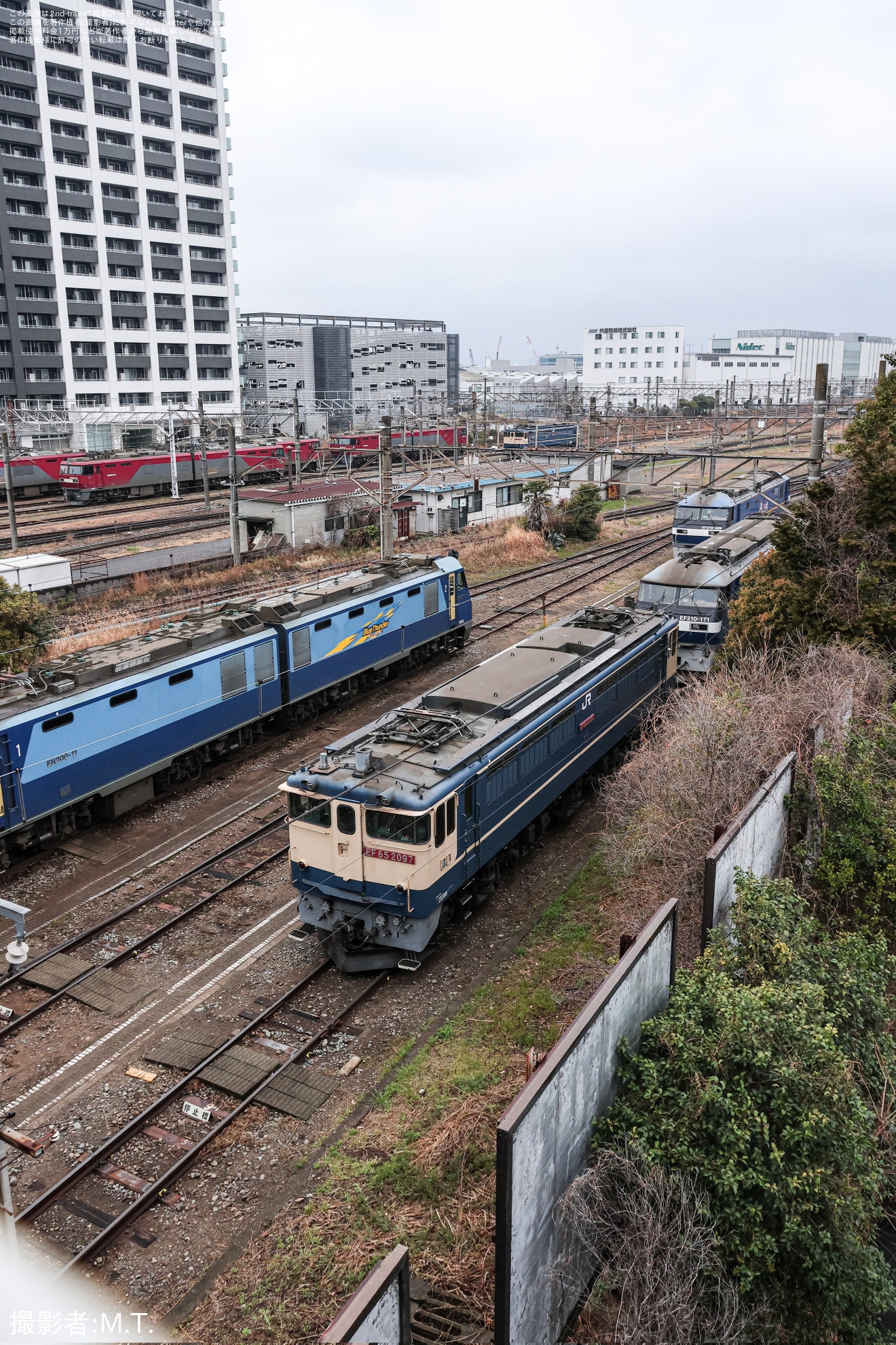 【JR貨】新鶴見機関区にてEF65-2092が無架線地帯へ移動の拡大写真