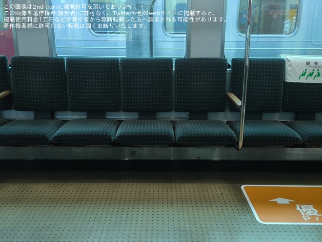 サハ813-506は元からロングシートではあるため、座席が異なります