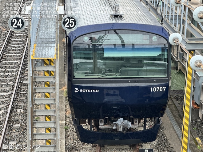 【相鉄】10000系10707×8(10707F)YOKOHAMA NAVY BLUE塗装へをかしわ台車両センター付近で撮影した写真