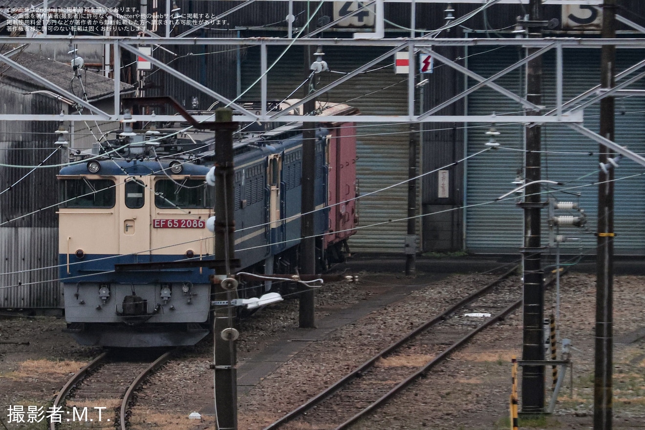 【JR貨】新鶴見機関区にてEF65-2092が無架線地帯へ移動の拡大写真