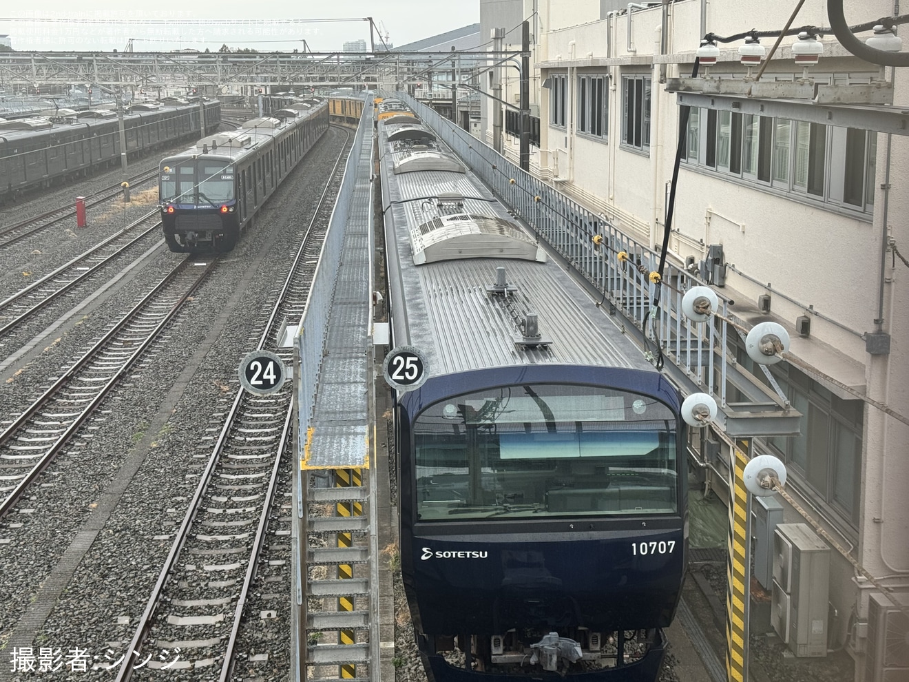 【相鉄】10000系10707×8(10707F)YOKOHAMA NAVY BLUE塗装への拡大写真