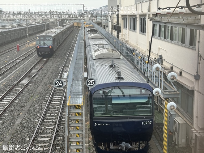 【相鉄】10000系10707×8(10707F)YOKOHAMA NAVY BLUE塗装へをかしわ台車両センター付近で撮影した写真