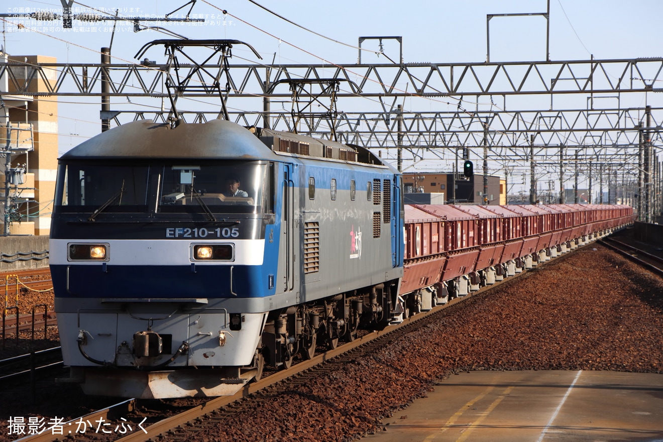 【JR貨】8785レ(赤ホキ)に新鶴見機関区所属の旧塗装JRFロゴなしのEF210-105の拡大写真