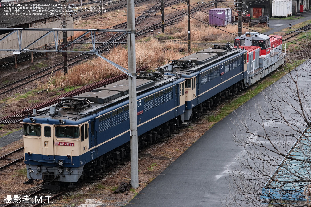 【JR貨】新鶴見機関区にてEF65-2092が無架線地帯へ移動の拡大写真