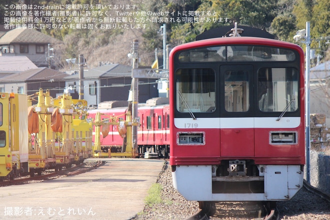 【京急】1500形1719編成無架線地帯で目撃 - 久里浜工場付近にて撮影