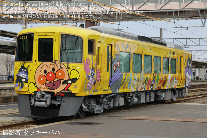 【JR四】きいろいアンパンマン列車2700系気動車2702号車が全般検査を終えて多度津工場出場 - 多度津駅にて撮影