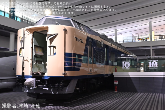 【JR西】収蔵車両であるクハネ581-35の貫通扉が開けられる - 京都鉄道博物館にて撮影