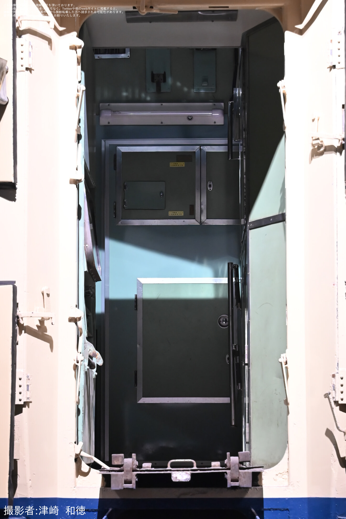 【JR西】収蔵車両であるクハネ581-35の貫通扉が開けられるの拡大写真