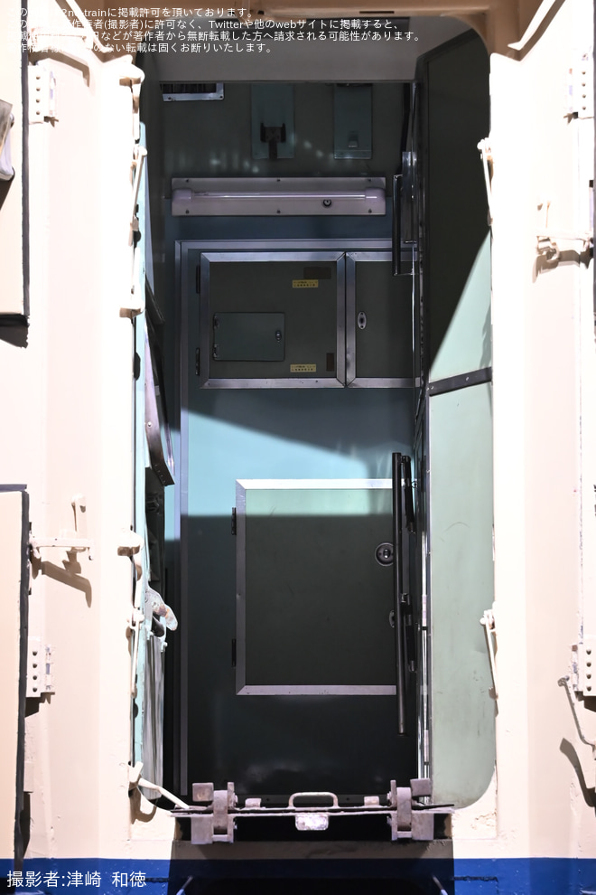 【JR西】収蔵車両であるクハネ581-35の貫通扉が開けられる - 京都鉄道博物館にて撮影