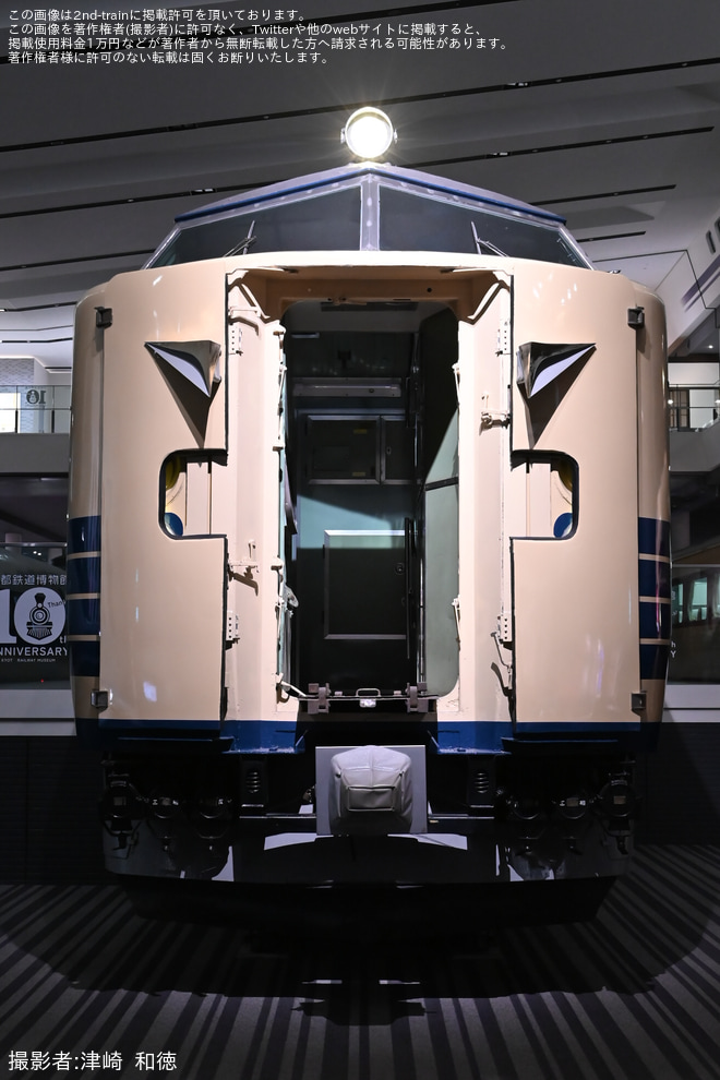 【JR西】収蔵車両であるクハネ581-35の貫通扉が開けられる - 京都鉄道博物館にて撮影