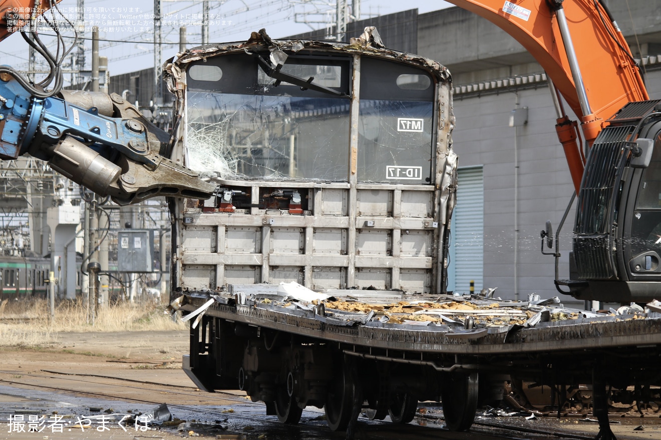 【JR東】205系センM17編成の先頭車が郡山総合車両センターの解体線で解体中の拡大写真