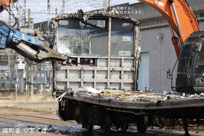 【JR東】205系センM17編成の先頭車が郡山総合車両センターの解体線で解体中（3枚目）