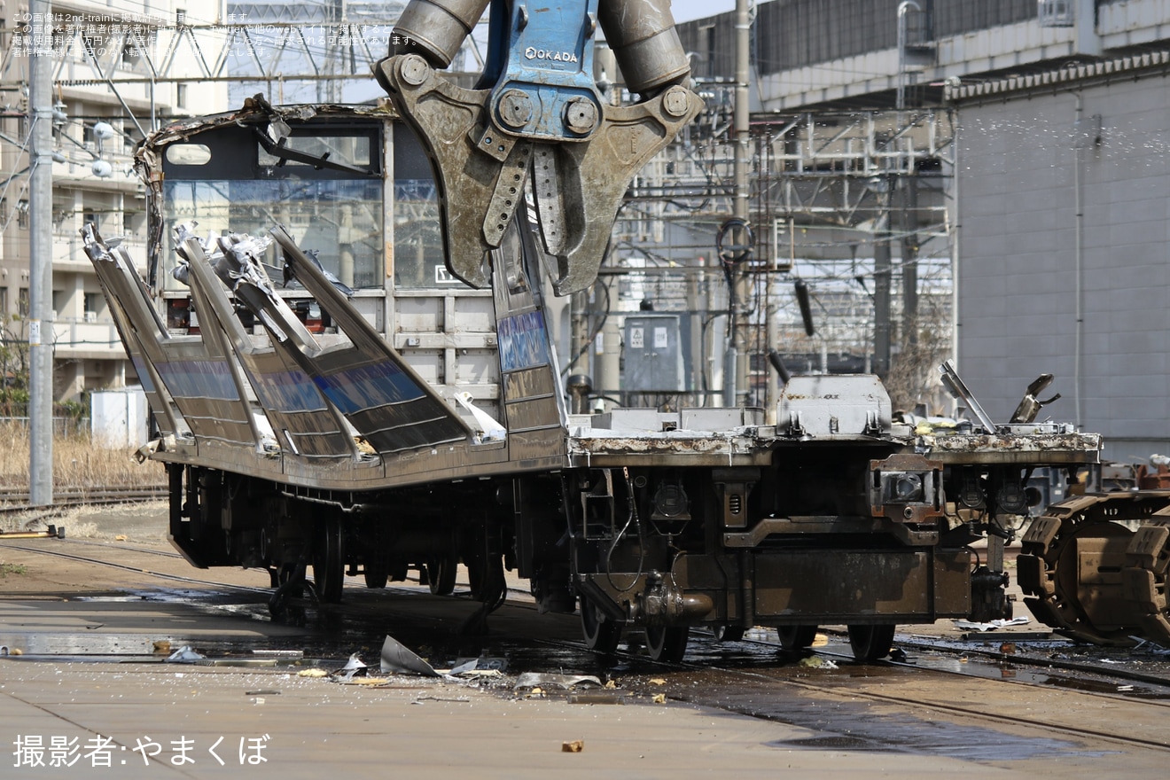 【JR東】205系センM17編成の先頭車が郡山総合車両センターの解体線で解体中の拡大写真