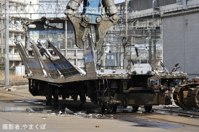 【JR東】205系センM17編成の先頭車が郡山総合車両センターの解体線で解体中（2枚目）