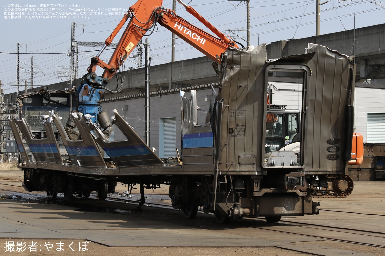 【JR東】205系センM17編成の先頭車が郡山総合車両センターの解体線で解体中の拡大写真