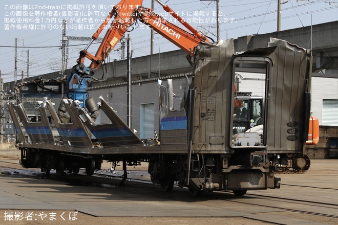 【JR東】205系センM17編成の先頭車が郡山総合車両センターの解体線で解体中（1枚目）