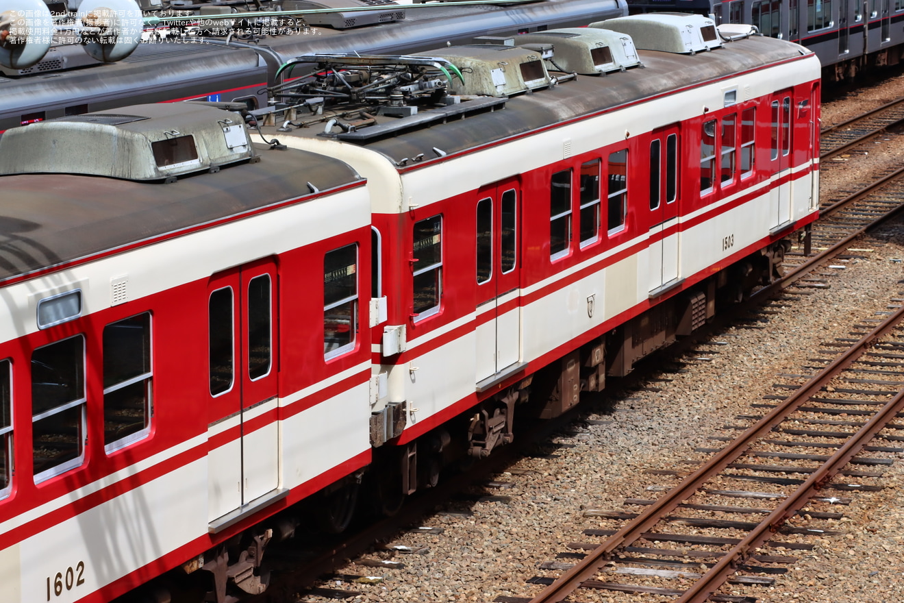 【神鉄】1500系1503Fが屋外で分割留置の拡大写真