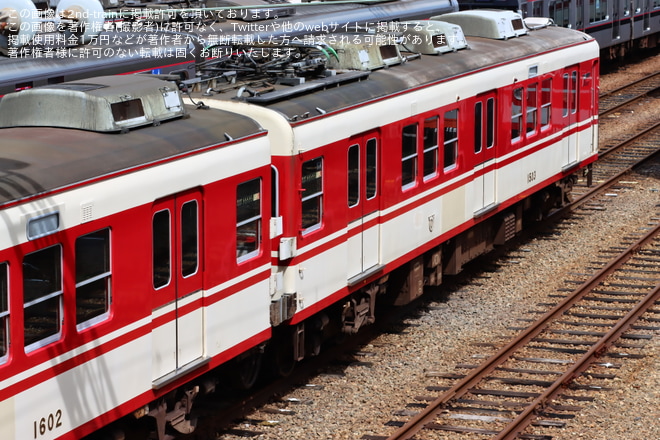 【神鉄】1500系1503Fが屋外で分割留置を鈴蘭台工場で撮影した写真