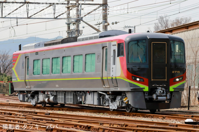 【JR四】2700系気動車2715号車が検査を終えて多度津工場出場を多度津駅で撮影した写真