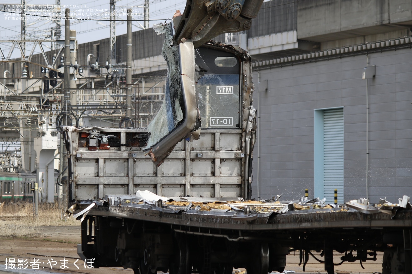 【JR東】205系センM17編成の先頭車が郡山総合車両センターの解体線で解体中の拡大写真