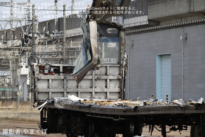 【JR東】205系センM17編成の先頭車が郡山総合車両センターの解体線で解体中（4枚目）