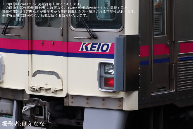 【京王】7000系7807F+7701Fの連結面に転落防止幌を若葉台駅で撮影した写真
