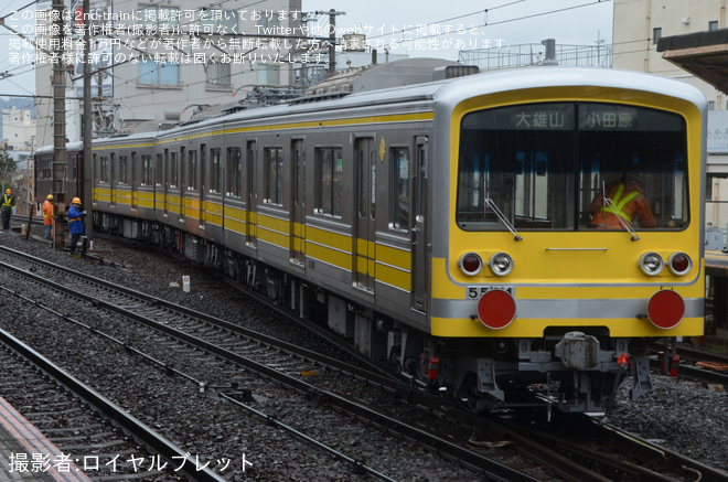 【伊豆箱】5000系5504編成「イエロー・シャイニング・トレイン」大場工場出場甲種輸送を小田原駅で撮影した写真