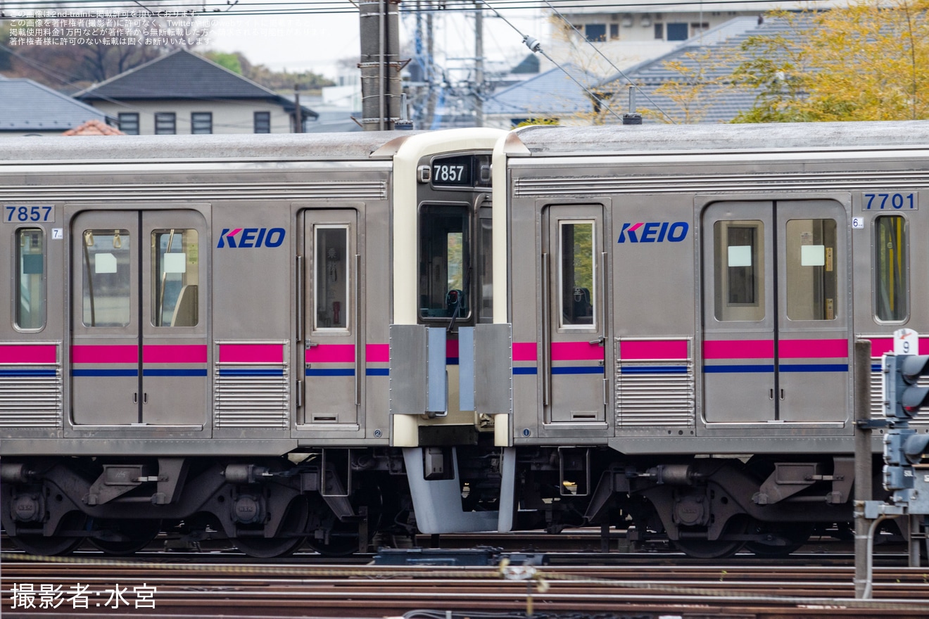 【京王】7000系7807F+7701Fの連結面に転落防止幌の拡大写真