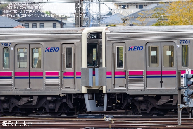 【京王】7000系7807F+7701Fの連結面に転落防止幌を不明で撮影した写真