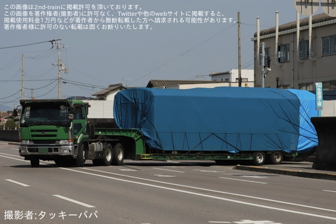 【JR四】キハ185系キハ185-1014が解体業者へ陸送 - 多度津工場前の道にて撮影