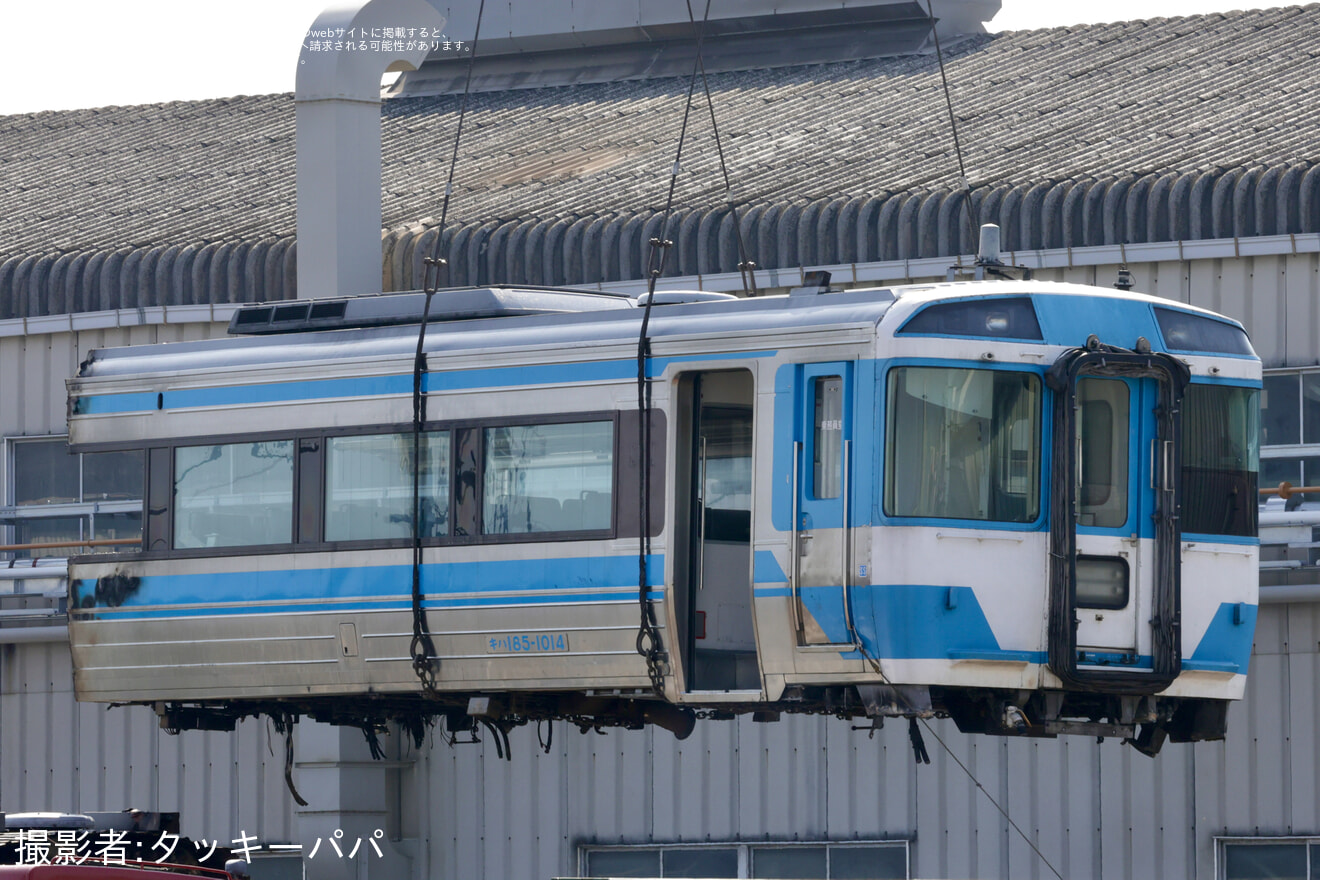 【JR四】キハ185系キハ185-1014が解体業者へ陸送の拡大写真
