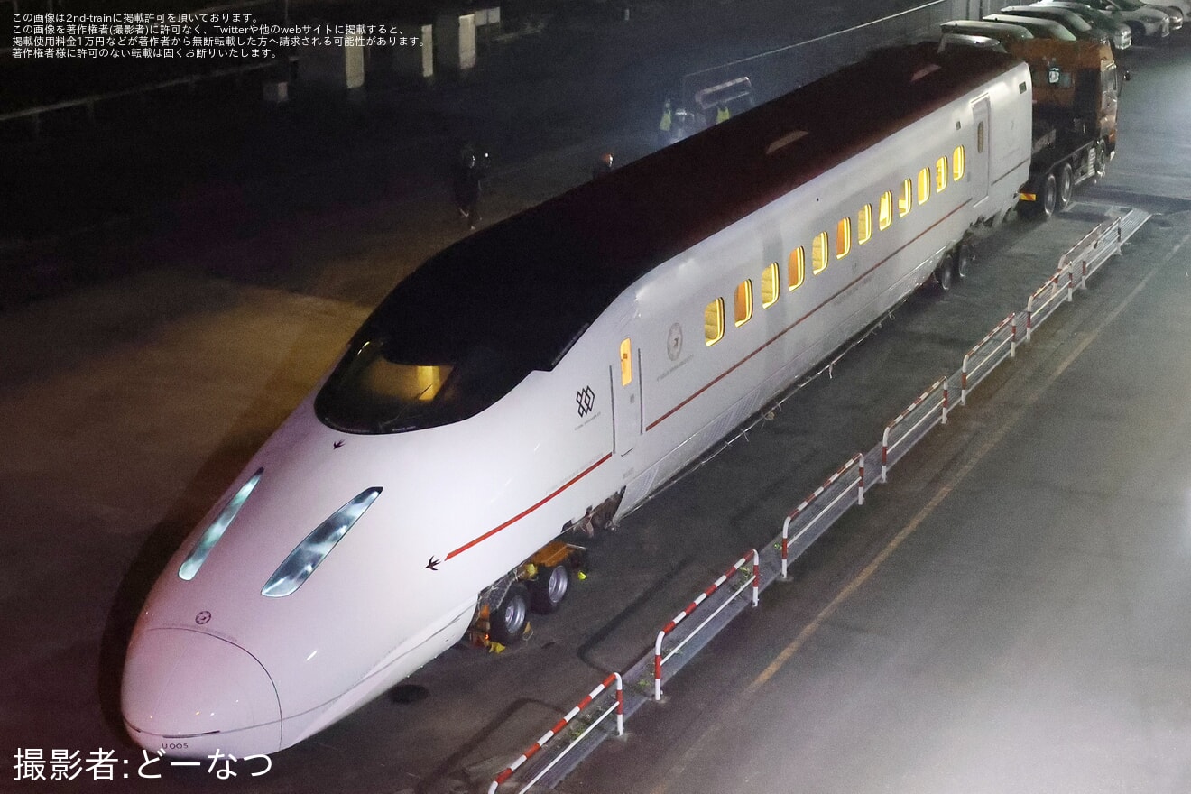 【JR九】800系U005編成1号車が熊本港へ陸送の拡大写真