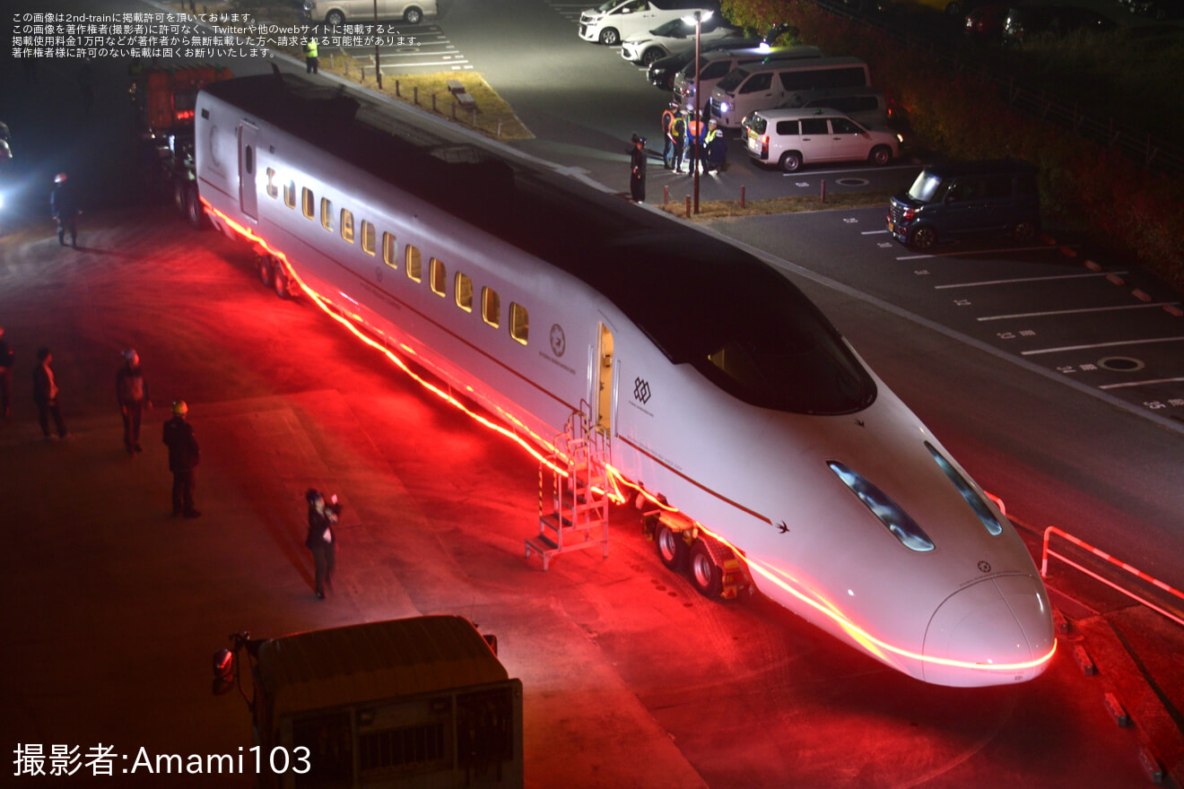【JR九】800系U005編成1号車が熊本港へ陸送の拡大写真