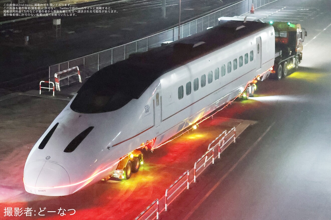 【JR九】800系U005編成1号車が熊本港へ陸送の拡大写真