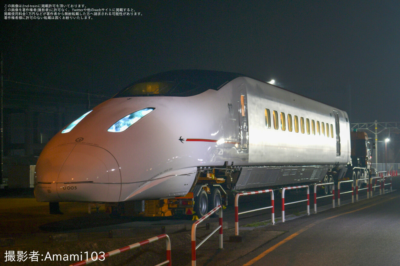 【JR九】800系U005編成1号車が熊本港へ陸送の拡大写真