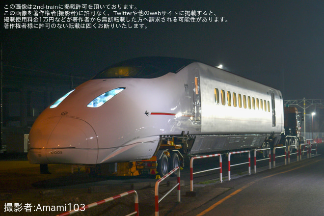 【JR九】800系U005編成1号車が熊本港へ陸送 - 熊本総合車両所にて撮影