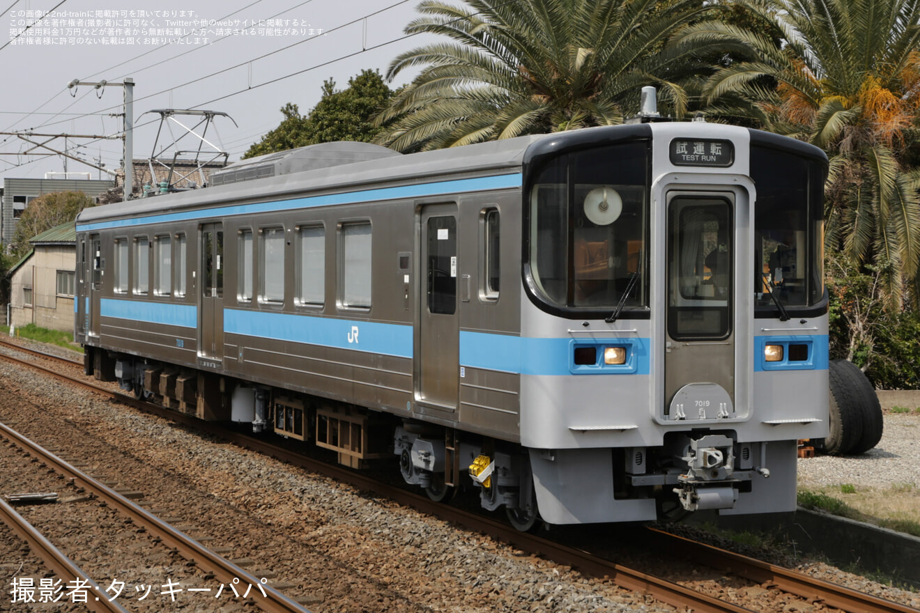 【JR四】7000系7019号車が検査を終えて多度津工場出場の拡大写真