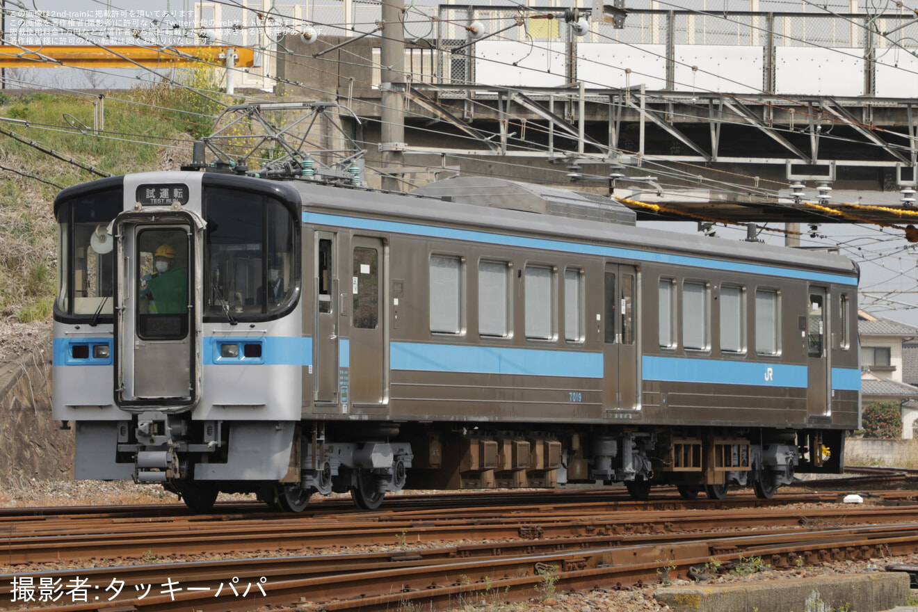 【JR四】7000系7019号車が検査を終えて多度津工場出場の拡大写真