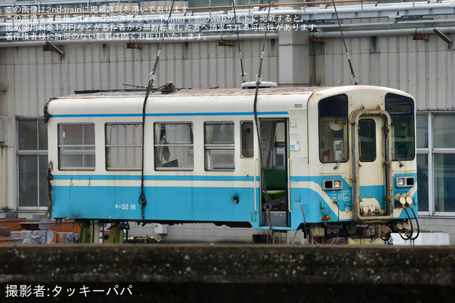 【JR四】キハ32-16とキハ32-20が解体・搬出・陸送を多度津工場解体線で撮影した写真