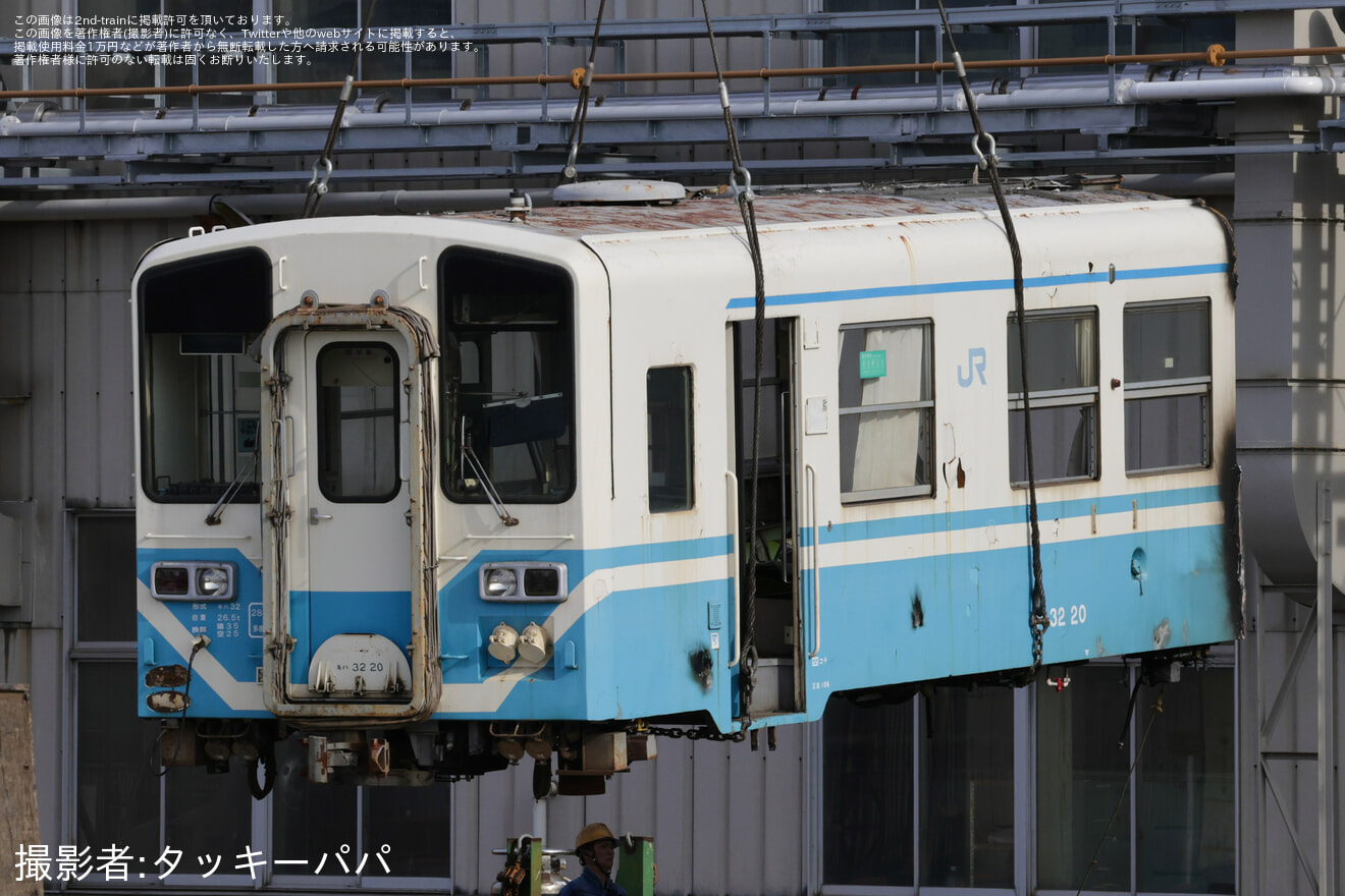 【JR四】キハ32-16とキハ32-20が解体・搬出・陸送の拡大写真
