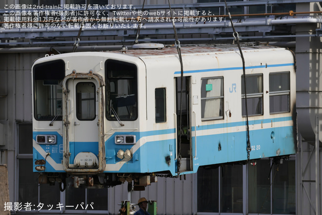 【JR四】キハ32-16とキハ32-20が解体・搬出・陸送を多度津工場解体線で撮影した写真