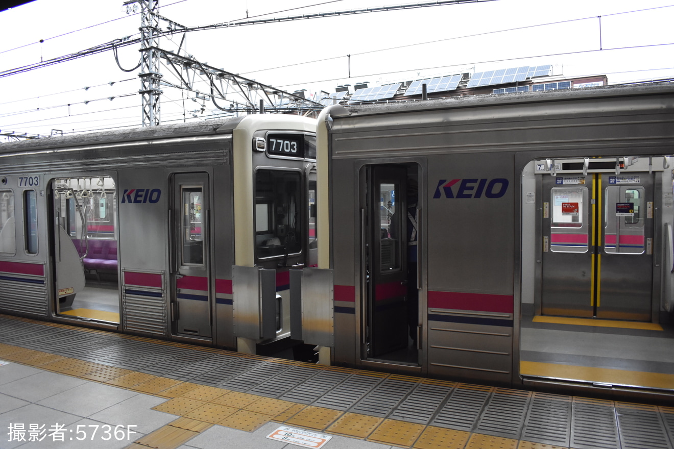 【京王】7000系7803F+7703Fの連結面に転落防止幌が設置されて営業運転復帰の拡大写真