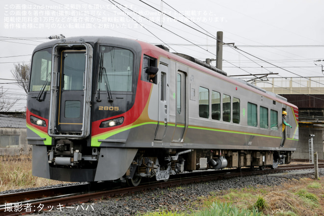 【JR四】2700系気動車2805号車が検査を終えて多度津工場出場を多度津工場構外側線で撮影した写真
