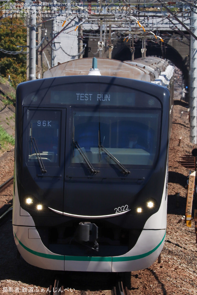 【東急】2020系2122Fが長津田車両工場出場試運転をたまプラーザ駅で撮影した写真