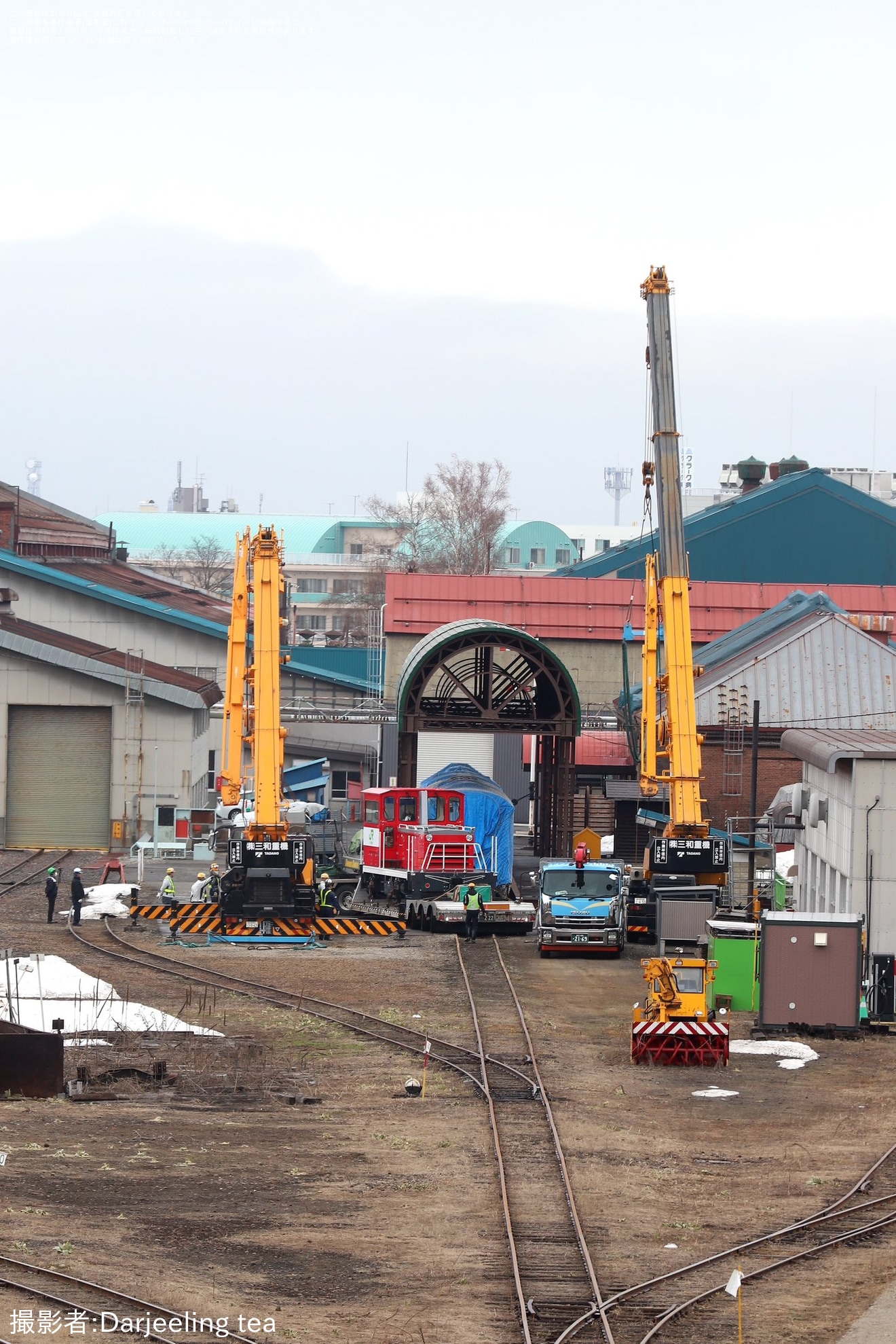 【JR北】スイッチャーが到着し苗穂工場内で吊り上げ作業 の拡大写真