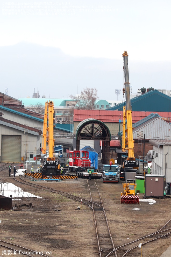 【JR北】スイッチャーが到着し苗穂工場内で吊り上げ作業 （1枚目）