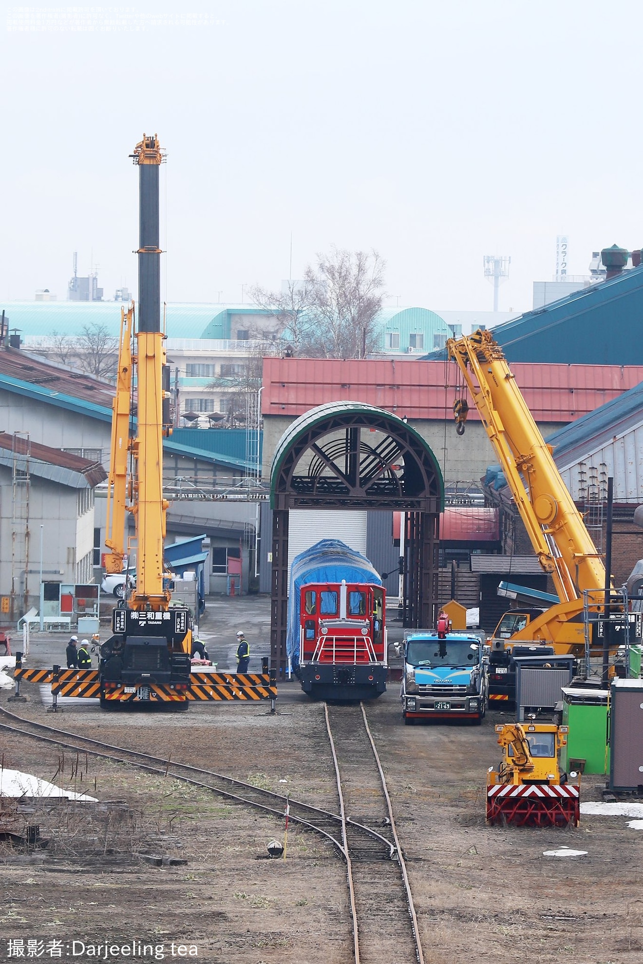 【JR北】スイッチャーが到着し苗穂工場内で吊り上げ作業 の拡大写真